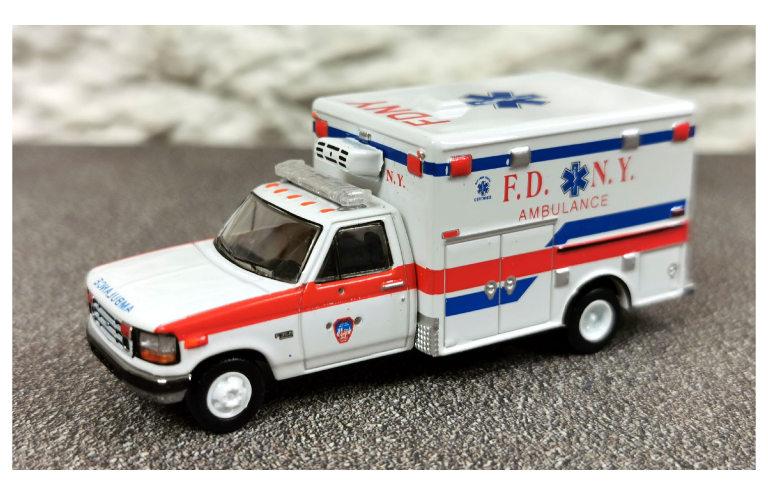 Premium ClassiXXs 870361 – Ford F-350 Horton, Ambulanza FDNY – 1:87