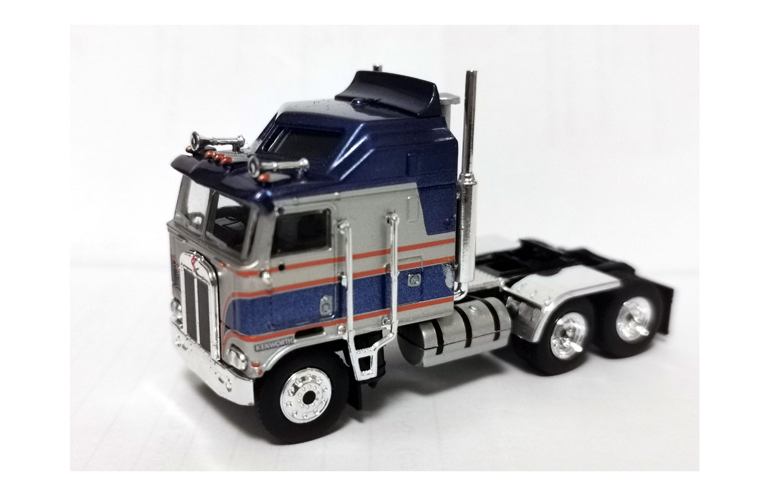 BREKINA 85741 - Kenworth K 100 Aerodyne (Argento Metall./Blu metall.) 1:87
